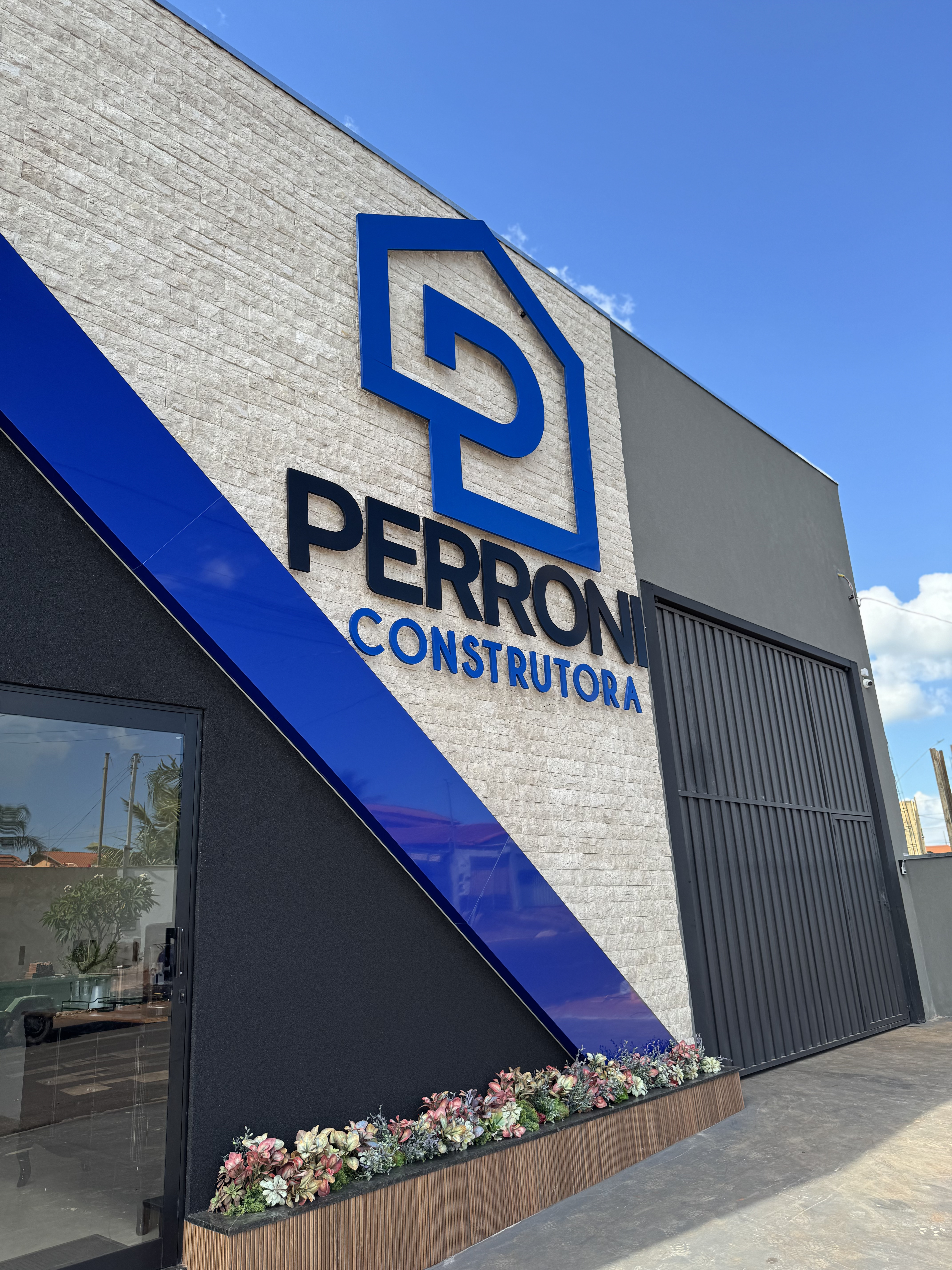 Fachada Perroni Construtora